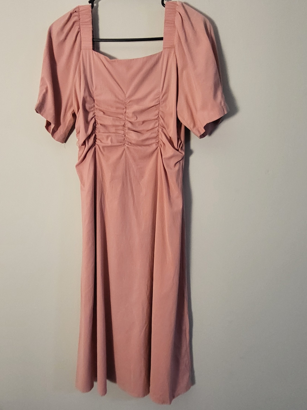 Elegant Rose-Pink Midi Dress with Ruched Front